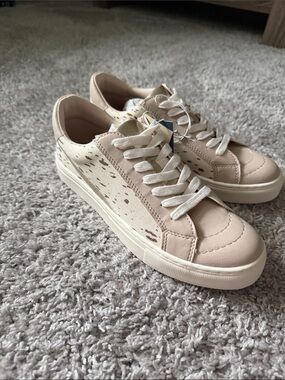 UNIVERSAL THREAD - NIB brittin sneakers